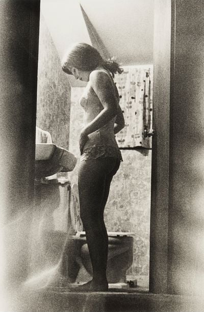 Cindy Sherman, Untitled (Film Still #39) (1979). Gelatin silver print, 101.6 x 76.2 cm.