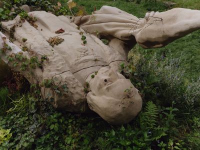 Iván Argote, Descanso (2024). Carved sandstone, migrant plants, and local weeds from the region where the work is presented. 180 x 3300 x 900cm. 60th International Art Exhibition–La Biennale di Venezia, Stranieri Ovunque–Foreigners Everywhere.