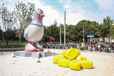 Staple，《Staple Pigeons》， 2020。展览现场："上海广场"，上海广场，上海（2020年9月29日至2020年11月29日）。图片提供：艺术家。