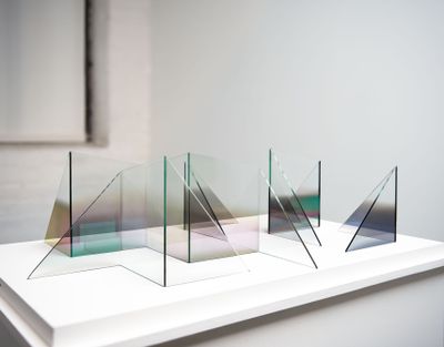 Larry Bell, Untitled (1985). Vacuum coated glass, 5 parts. © Larry Bell.