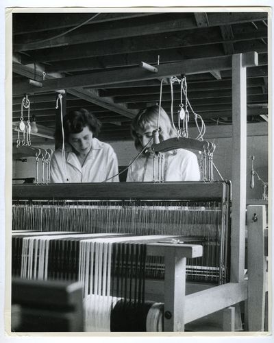 Anni Albers and a student at the loom, Black Mountain College (ca. 1944).  © Josef and Yaye Breitenbach Foundation, courtesy Gitterman Gallery, New York. Photo: Josef Breitenbach.
