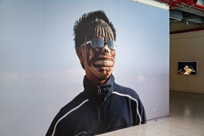 阿彼察邦·韦拉斯哈古，《备忘：海边的男孩》，2017。展览现场："阿彼察邦・韦拉斯塔古：狂中之静"，台北市立美术馆，台北（2019年11月30日至2020年3月15日）。图片提供：艺术家与台北市立美术馆。