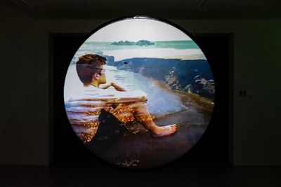 阿彼察邦·韦拉斯哈古，《备忘：海边的男孩》，2017。展览现场："阿彼察邦・韦拉斯塔古：狂中之静"，台北市立美术馆，台北（2019年11月30日至2020年3月15日）。图片提供：艺术家与台北市立美术馆。