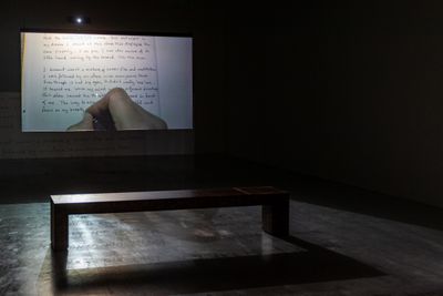 阿彼察邦·韦拉斯哈古，《虚构》，2018。展览现场："阿彼察邦·韦拉斯哈古：狂中之静"，台北市立美术馆，台北（2019年11月30日至2020年3月15日）。图片提供：艺术家与台北市立美术馆。