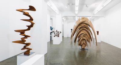 Exhibition view: Tony Cragg, Gow Langsford Gallery, Auckland (7 May–7 July 2018).