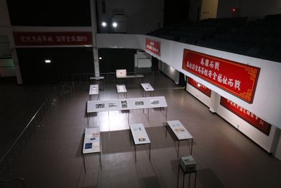 姚瑞中，《万岁》，2011-2012。展览现场："姚瑞中个展：犬儒共和国"，空总台湾当代文化试验场，台北（2020年5月1日至7月5日）。图片提供：艺术家。