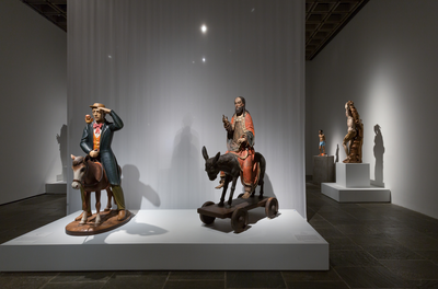 Jeff Koons, Buster Keaton (1988). Polychromed wood. 167.6 × 121.6 × 68.9 cm; Palmesel (1400s). Limewood with paint. 156.2 x 60.3 x 138.4 cm. Exhibition view: Like Life: Sculpture, Colour, and the Body (1300–Now), The Metropolitan Museum of Art, New York (21 March–22 July 2018).