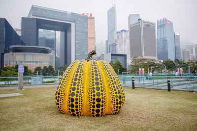 Yayoi Kusama, Pumpkin: big (2008). Fibreglass-reinforced plastic and all-weather urethane paint. 215 x 250 x 250 cm. Exhibition view: Harbour Arts Sculpture Park 2018, Hong Kong (22 February–11 April 2018).