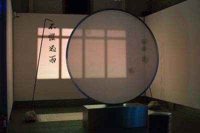 覃小诗，《若问夕阳（末日预备计划）》，2020。展览现场："续章"，亚洲协会香港中心，香港（2020年5月8日至9月27日）。图片提供：亚洲协会香港中心。