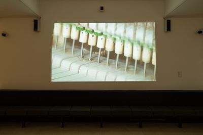 尤恩·麦克唐纳，《9000件》（2010）。单频彩色有声高清录像。5分钟。展览现场："百物曲"，外滩美术馆，上海（2019年6月22日至8月25日）。图片提供：外滩美术馆。