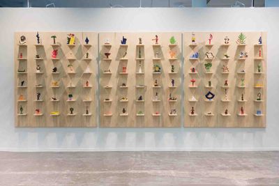Pedro Wirz, Novos Amigos (New Friends) (2013–2018). Glazed ceramics, timber shelves. 183 x 477 x 18 cm. Exhibition view: Blank Projects, SP-Arte, São Paulo (11–15 April 2018).