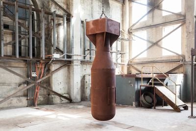 Yukinori Yanagi, Absolute Dud (2016). Iron. 75 (diameter) x 312 cm (length). Exhibition view: SUPERPOSITION: Equilibrium & Engagement, 21st Biennale of Sydney, Cockatoo Island (16 March–11 June 2018). Presentation at the 21st Biennale of Sydney was made possible with generous support from Anonymous and assistance from the Japan Foundation; the Australia-Japan Foundation of the Department of Foreign Affairs and Trade; and Panasonic. Courtesy the artist. Photo: silversalt photography.