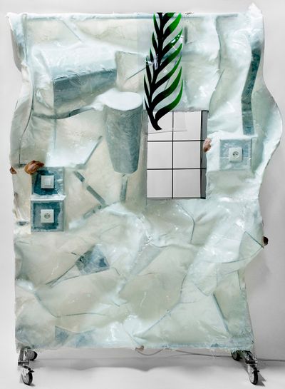 Neïl Beloufa, Scaffolding Series (front) (2015). Resin, paint, plastic, electrical connection, fibre glass. 240 x 150 x 40 cm.
