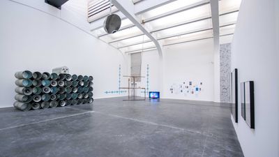 胡芮，《高保真神咒》，2019-2020。高清数字影像，17 分6 秒、蓝色马赛克瓷砖、铁管、网格喷绘、 五色座垫。图片提供：艺术家。
