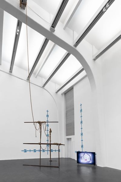 胡芮，《高保真神咒》，2019-2020。高清数字影像，17 分6 秒、蓝色马赛克瓷砖、铁管、网格喷绘、 五色座垫。图片提供：艺术家。