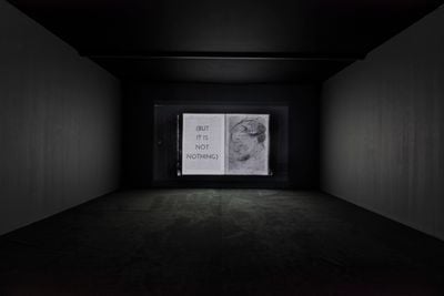 马修·巴尼，《凯佩拉》，2016/2021。展览现场："激浪之城：世纪之交的艺术与上海"，UCCA Edge，上海（2021年5月22日至7月11日）。图片提供：UCCA尤伦斯当代艺术中心。