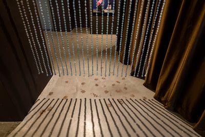尚塔尔·阿克曼，《空冰箱里走在自己的鞋带旁（之二）》，2004。展览现场："帘幕"，Para Site 艺术空间，香港。图片提供：Para Site 艺术空间。摄影：张才生。