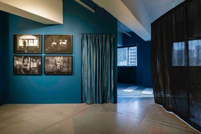 古斯塔夫·梅茨格，《历史照片：爬入——德奥合并，维也纳，1939年3月》 ，1996/2021。展览现场："帘幕"，Para Site 艺术空间，香港。图片提供：Para Site 艺术空间。摄影：张才生。