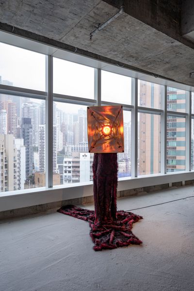 周涛，《蓝与红》，2014。展览现场："帘幕"，Para Site 艺术空间，香港。图片提供：Para Site 艺术空间。摄影：张才生。