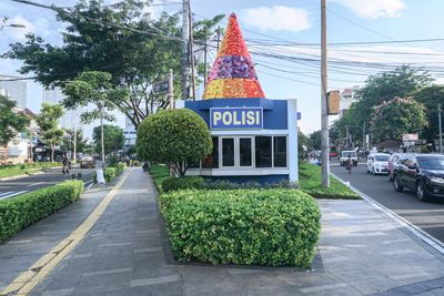 Rajut Kejut, Sesaji Nusantara (2021). Exhibition view: Jakarta Biennale 2021: ESOK, National Museum, Jakarta (21 November 2021–21 January 2022).
