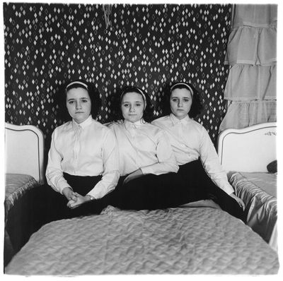 Diane Arbus, Triplets in their bedroom, N.J. (1963). © The Estate of Diane Arbus.