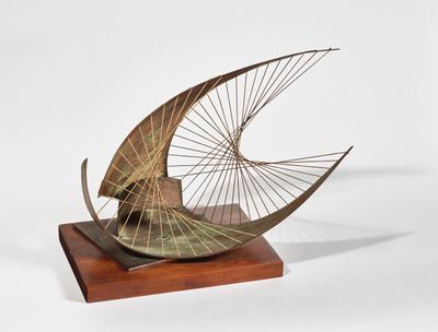 Barbara Hepworth, Stringed figure (Curlew) (Maquette l) (1956). Brass and strings on a wooden base. 24 x 33 x 22.5 cm. © Bowness, Hepworth Estate.