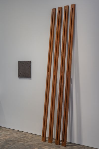 Left to right: Kim Lim, Syncopation 2 (1995). Slate. 40.5 x 44.5 x 1.5 cm; Interstices II (1977). Wood. 289.5 cm. Exhibition view: Creating Abstraction