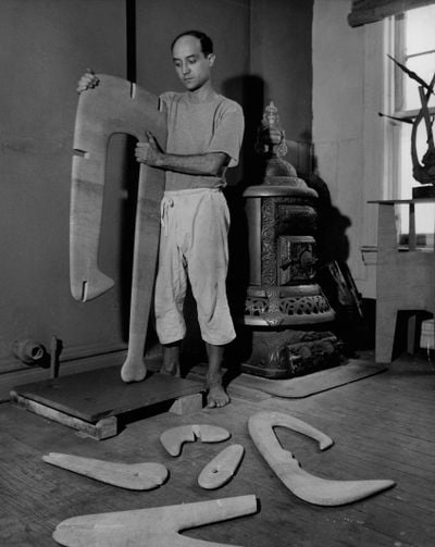 Isamu Noguchi assembling Figure in his MacDougal Alley studio (1944). Photo: Rudolph Burckhardt The Noguchi Museum Archives, 03765 ©INFGM / ARS - DACS / Estate of RudolphBurckhard.