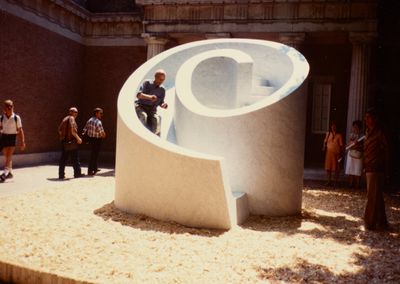 Isamu Noguchi tests Slide Mantra at Isamu Noguchi: What is Sculpture?, 1986 Venice Biennale. © INFGM / ARS – DACS.