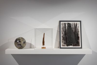 Left to right: Zuzanna Janin, 'Femmage a Maria & Elsa' (2018–2020); Elsa von Freytag-Loringhoven, Cathedral (c. 1918). Wood fragment; Sadie Murdoch, Cathedral (2022). Exhibition view: The Baroness, Mimosa House, London (27 May–12 September 2022).