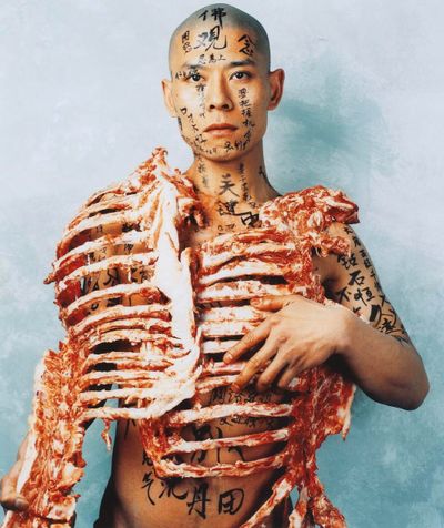 Zhang Huan, 1⁄2 (Meat + Text) (1998). Photographic paper, dibond. 127 x 102 cm.