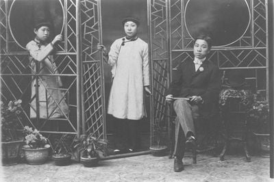 Lee Brothers Studio, Group Photograph of a Chinese Man and Women Taken at a Studio (c.1910). Gelatin silver print on paper. 12 x 16.5 cm. Lee Brothers Studio Collection.