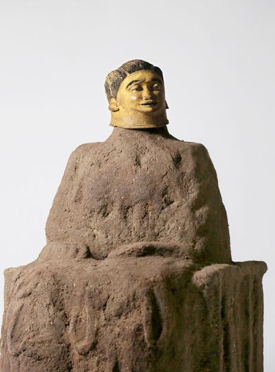 Ali Cherri, Seated Figure (detail) (2022). Heaume mask Mapico (Tanzania, clay, sand, xps, wood, pigments. 130 x 85 x 67 cm.