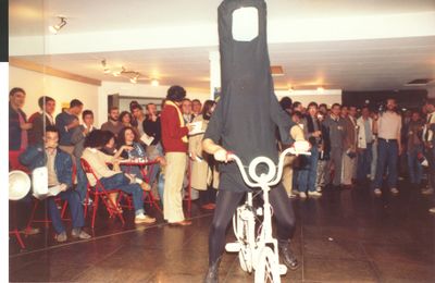 Otávio Donasci, A Máscara eletrônica (1984). Performance at the 2nd Videobrasil Festival. © Videobrasil Collection.