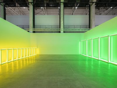 丹・弗莱文（Dan Flavin），《无题（致索尼娅）》，1969年，黄色与绿色光线，约976厘米。展览现场：卓纳画廊（David Zwirner），西岸艺术与设计博览会（2018年11月8-至11日）。图片提供：Ocula，西岸艺术与设计博览会。摄影：邢振中。