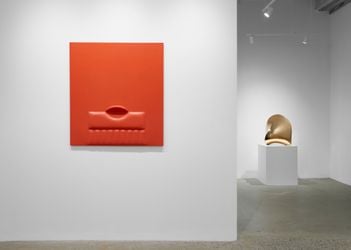 Exhibition view: Agostino Bonalumi, Robilant+Voena, New York (15 September–16 December 2022). Courtesy Robilant+Voena.
