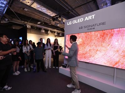 Digital Renditions of Kim Whanki Paintings Show at DAF