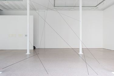 Exhibition view: Fred Sandback, Galerie Greta Meert, Brussels (17 November 2016–18 February 2017). Courtesy Galerie Greta Meert.