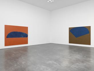 Exhibition view: Suzan Frecon, oil paintings, David Zwirner, 20th Street, New York (10 September–17 October 2020). Courtesy David Zwirner.