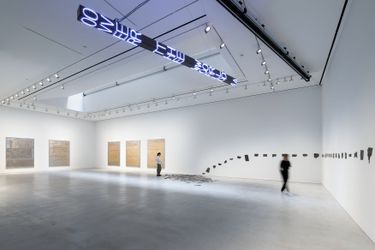 Exhibition view: Jenny Holzer, DEMENTED WORDS , Hauser & Wirth, West 22nd Street, New York (8 September–29 October 2022). © 2022 Jenny Holzer, ARS. Courtesy Hauser & Wirth. Photo: Filip Wolak.
