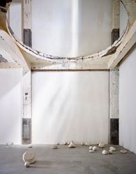 Lucia Bru, (pleins) (2017). Cement and porcelain. 39.5 x 28 x 19 cm. Courtesy Axel Vervoordt Gallery, Antwerp.