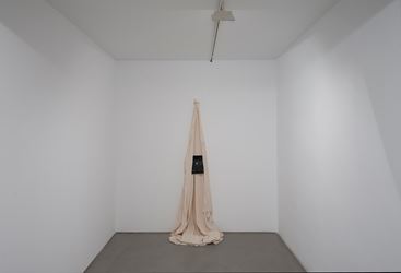 Exhibition view: Alexandra Karakashian, A rhythm for falling, Sabrina Amrani Gallery, Madera 23, Madrid (17 April–27 July 2019). Courtesy Sabrina Amrani Gallery.