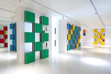 Exhibition view: Daniel Buren, Las cajas, trabajos situados, 2022, Galeria Hilario Galguera, Mexico City (2 February–22 April 2022). Courtesy Galeria Hilario Galguera.