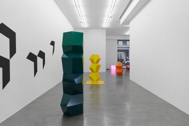 Angela Bulloch, Heavy Metal Stack of Three: Krypton Griffin (2021). Stainless steel, paint, 159 x 80 x 50 cm. © Angela Bulloch. Courtesy the artist and Simon Lee Gallery. 