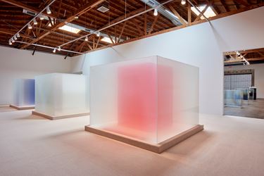 Exhibition view: Larry  Bell, Complete Cubes, Hauser  &  Wirth, Los  Angeles (23 June–23 September 2018). ©  Larry  Bell. Courtesy  the  artist  and  Hauser  &  Wirth. Photo:  Mario  de  Lopez. 