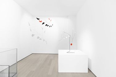Exhibition view: Alexander Calder, Unfolding, Almine Rech, Avenue Matignon, Paris (13 October–12 November 2022). © 2022 Calder Foundation, New York / ADAGP, Paris. Courtesy Almine Rech. Photo: Ana Drittanti