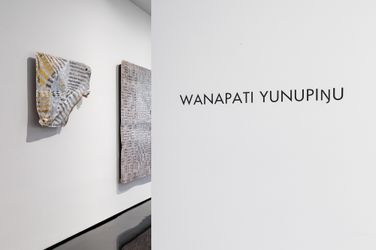 Exhibition view: Wanapati Yunupinu, Ṉilŋṉilŋ – The Spark, Tolarno Galleries, Melbourne (11 February–4 March 2023). Courtesy Tolarno Galleries.