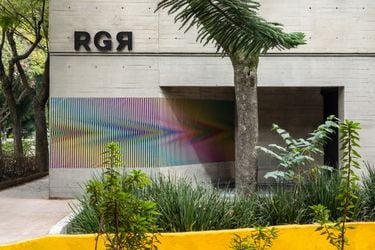 Exhibition view: Carlos Cruz-Diez, Ambiente Cromointerferente, Galería RGR, Mexico City (29 November–20 December 2023). Courtesy Galería RGR.