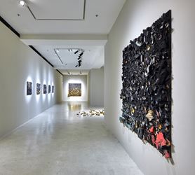 Exhibition view: Leonardo Drew, Pearl Lam Galleries, Pedder Building, Hong Kong (26 March–27 April, 2019). Courtesy Pearl Lam Galleries.