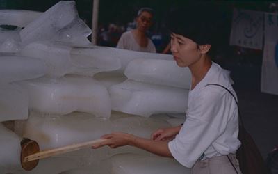 Yin Xiuzhen, Washing River (1995). Performance, Chengdu. Betsy Damon Archive: Keepers of the Waters, Asia Art Archive Collection. Courtesy the artist.